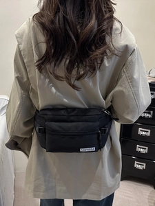 Minimalistische schwarze Nylon-Gürteltasche mit großem Fassungsvermögen und Logo-Tag