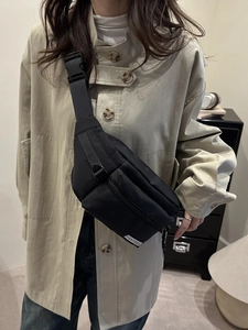 Minimalistische schwarze Damen-Brusttasche aus Nylon mit großem Fassungsvermögen und Gurt