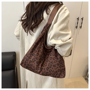 Detail of leopard print tote bag showing large capacity and comfortable wide shoulder strap