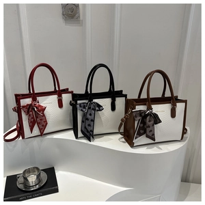 Vue détaillée de grands sacs cabas motif serpent avec foulards à cœurs en trois coloris