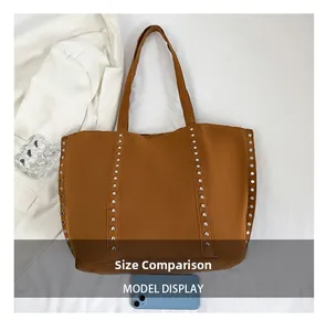 Comparaison de taille du sac cabas en daim marron avec rivets et référence smartphone