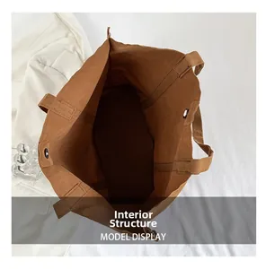 Vue intérieure du grand sac cabas en velours côtelé marron montrant le fermoir magnétique