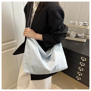 Détail du sac hobo bleu clair avec texture froissée fine et grande capacité pratique