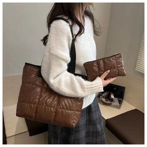 Détail du set de sacs matelassés marron avec une texture en tissu soyeux brillant