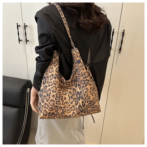 Vue latérale du sac fourre-tout léopard à l'épaule montrant la capacité et la texture
