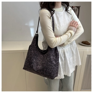 Détail du grand sac cabas hobo à motif léopard montrant sa texture en toile épaisse