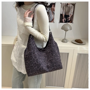 Détail du sac hobo léopard vintage montrant les œillets métalliques et la texture du tissu
