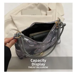 Sac seau matelassé aux motifs de nuages arc-en-ciel montrant son grand espace
