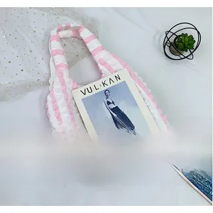 Vue de dessus du sac cabas à rayures roses et blanches avec texture gaufrée 3D