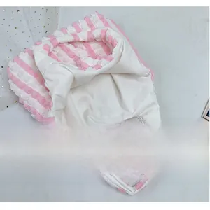 Détail du cabas rose et blanc à texture gaufrée avec doublure intérieure spacieuse