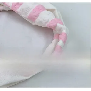 Détail de la texture en tissu seersucker à rayures roses et blanches de l'accessoire