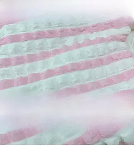 Vue détaillée du tissu gaufré de haute qualité à rayures roses et blanches