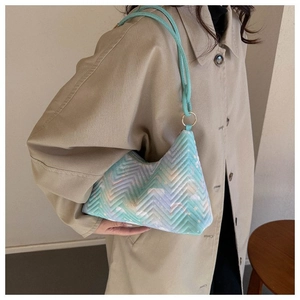 Détail du sac hobo vert menthe avec surpiqûres en chevrons et anneaux dorés