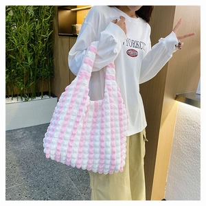 Détail du sac cabas à rayures verticales roses et blanches avec texture en tissu popcorn