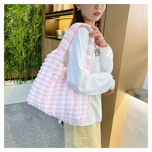 Grand sac cabas en maille rayée rose et blanc avec texture gaufrée à l'épaule