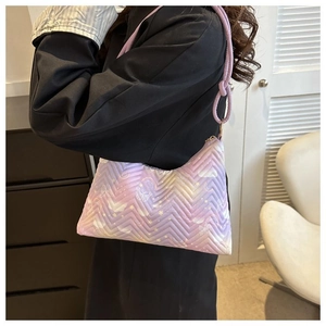 Détail du sac porté épaule matelassé violet avec imprimé papillon et bandoulière