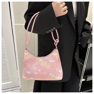 Détail du sac seau dégradé rose avec surpiqûres en V et motifs papillons