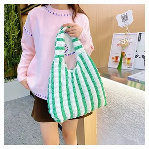Vue détaillée du sac cabas à rayures vertes et blanches avec texture douce en tissu gaufré