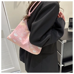 Sac bandoulière rose matelassé à fleurs porté par un mannequin en sac sous les bras
