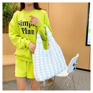 Détail du sac cabas à rayures bleues et blanches avec texture gaufrée 3D unique