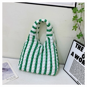 Gros plan du sac cabas rayé vert et blanc avec une texture unique en relief 3D gaufré