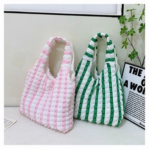 Détail de sacs cabas à rayures texture popcorn avec tissu plissé 3D rose et vert