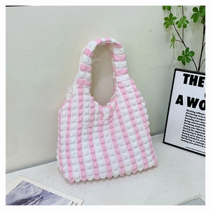 Détail de la texture en tissu gaufré à rayures roses et blanches de ce sac cabas