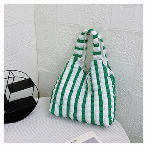 Détail du sac cabas en seersucker à rayures vertes et blanches avec texture gaufrée