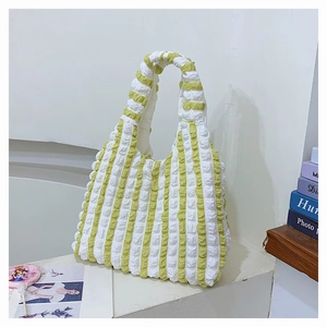 Détail du tissu gaufré et des rayures vert-jaune sur ce grand sac fourre-tout