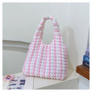 Détail de la texture du tissu seersucker à rayures roses et blanches d'un sac cabas