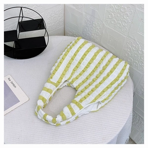 Vue détaillée d'un sac cabas en tissu gaufré à rayures jaunes et blanches