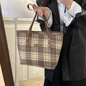 Borsa tote retrò in lana a quadri con tracolle in pelle marrone e rivetti in metallo