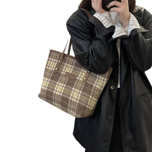 Grande borsa shopper scozzese autunnale con manici in pelle marrone e motivo giallo