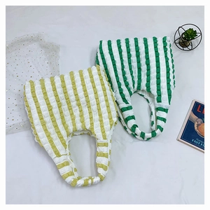 Détail de sacs fourre-tout en tissu gaufré à rayures verticales vertes et jaunes