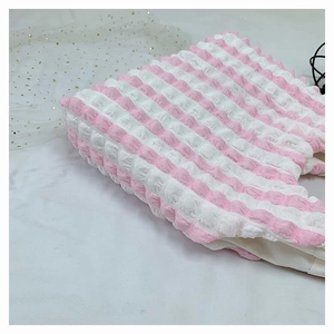 Gros plan sur le sac cabas en tissu seersucker rayé rose et blanc à texture bulles