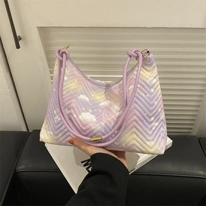 Sac à bandoulière matelassé violet clair avec motifs de nuages, lune et papillons