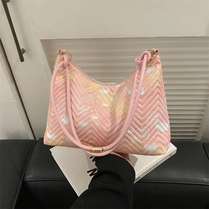 Sac seau rose matelassé pour femme avec imprimés papillons et nuages colorés