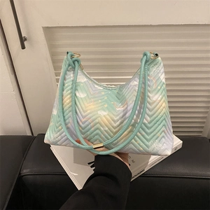 Sac seau sous le bras vert menthe matelassé en V avec motifs de nuages et papillons et boucles