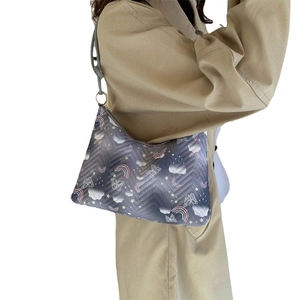 Sac hobo matelassé tendance pour femmes avec motifs arc-en-ciel et papillons