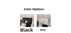 Détail de sacs bandoulière matelassés noir et blanc avec chaînes dorées et boucles rondes