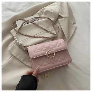 Detailansicht der rosa gesteppten PU-Ledertasche mit Perlen am goldenen Kettenriemen