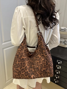 Grand sac bandoulière à motif léopard en fausse fourrure, style fourre-tout spacieux