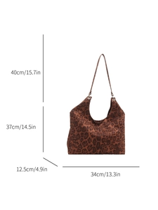 Dimensions du sac fourre-tout léopard avec 37cm de hauteur et 40cm de bandoulière