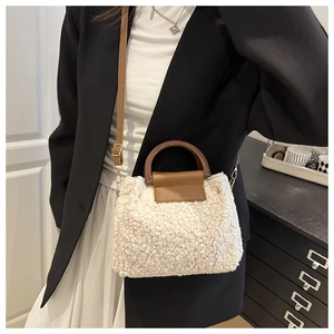Détails du sac seau peluche crème avec anses rétro marron et rabat en cuir chic