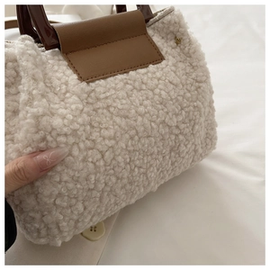 Détail de la texture en peluche avec rabat en cuir marron et poignée café foncé