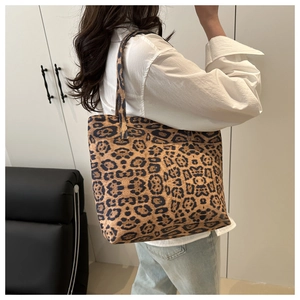 Detailed look at the leopard print tote bag texture and large capacity shoulder strap