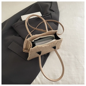 Vue de dessus montrant l'intérieur spacieux du sac à main beige en patchwork peluche