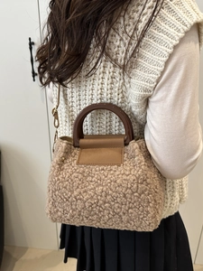Sac à main en fausse fourrure marron avec poignée anneau en résine et rabat en cuir