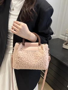 Sac à main mignon en fausse fourrure rose avec poignées en bois et rabat en cuir
