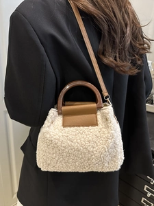 Sac bandoulière chic en peau de mouton beige avec poignées en résine marron